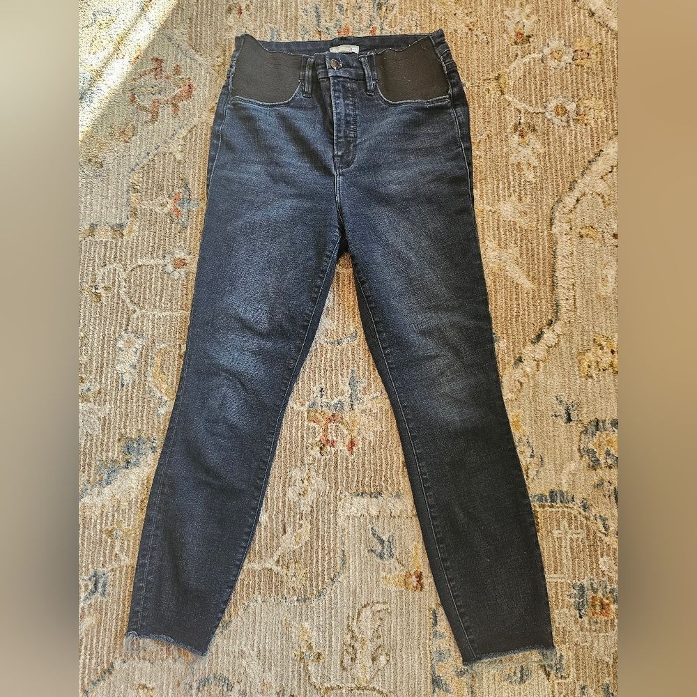 Good American raw hem jeans with elastic in front. Sz 6/28 with 26" I